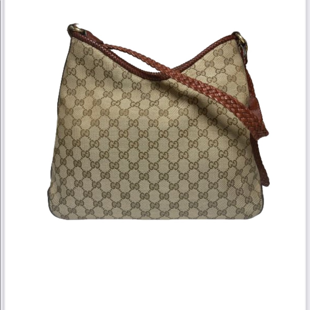 Authentic Gucci shoulder purse.